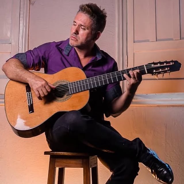 André Lopes tocando violão